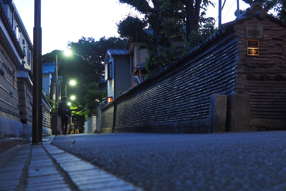 国の登録有形文化財でもある観音寺の築地塀は、夕暮れや朝方の薄暗い時間に見るとまた違った雰囲気に。